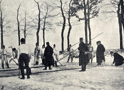98319 Afbeelding van enkele militairen van de Genie tijdens een oefening op het ijs van een vestinggracht in de ...